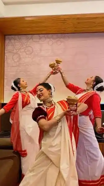 Women performing Dhunuchi Naach together